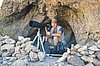  – Warten auf den „Erlkönig“ - Hans G. Lehmann in einem versteckten Naturbunker in Beatty, Nevada 1989 (Foto: Arno Helfrich)