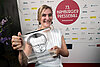  – Sophia Münder-Führing mit dem gläsernen Klabunde Preis auf dem Presseball 2023. (Foto: Florian Büh)