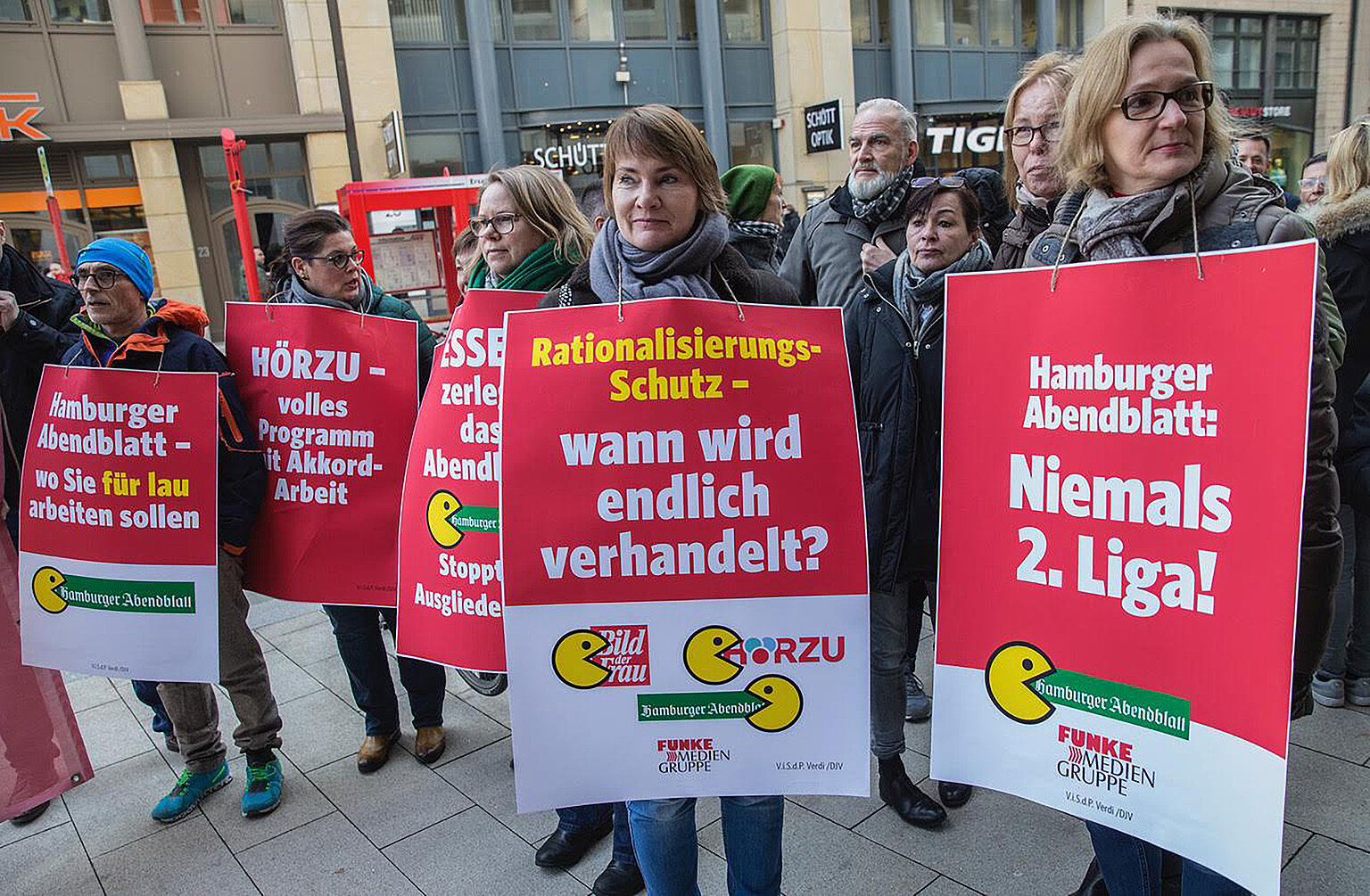  – Gegen die Blockadehaltung des Verlags: Öffentlichkeitswirksam gingen Funke-Beschäftigte in der Hamburger City auf die Straße. (Foto: Roland Magunia)