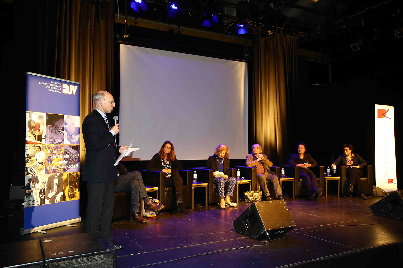  – Stefan Endter, Geschäftsführer DJV Hamburg, stellt seine Thesen vor. Auf dem Podium sitzen v.l.n.r.: Volker Lilienthal, Cordula Meyer, Cornelia Sonntag-Wolgast, Rainer Burchardt, Luc Jochimsen und Mariam Lau. Fotos: Ibrahim Ot