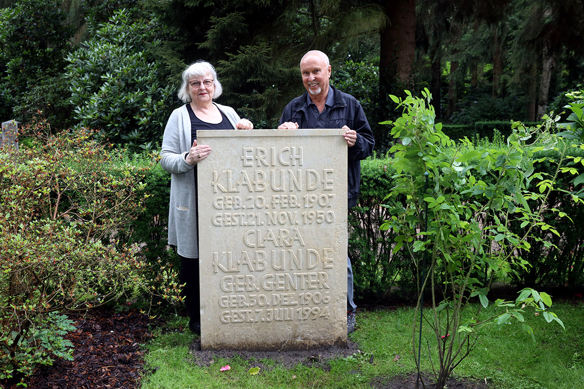  – Dr. Rita Bake und Werner Matthias mit dem Grabstein der Klabundes.