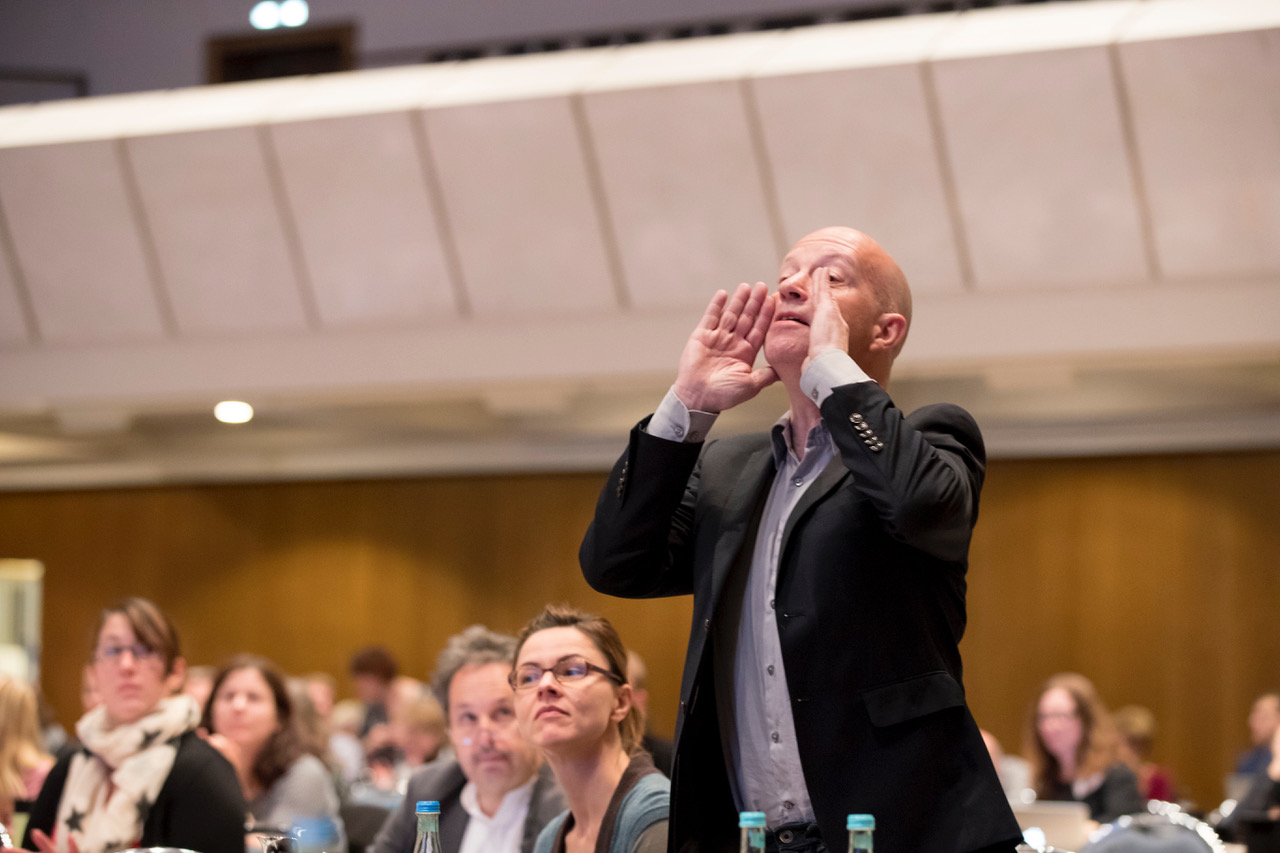  – Lautstark nimmt Peter Jebsen, Stellvertretender Vorsitzender des Hamburger Landesverbandes, seine Wiederwahl als Beisitzer an.