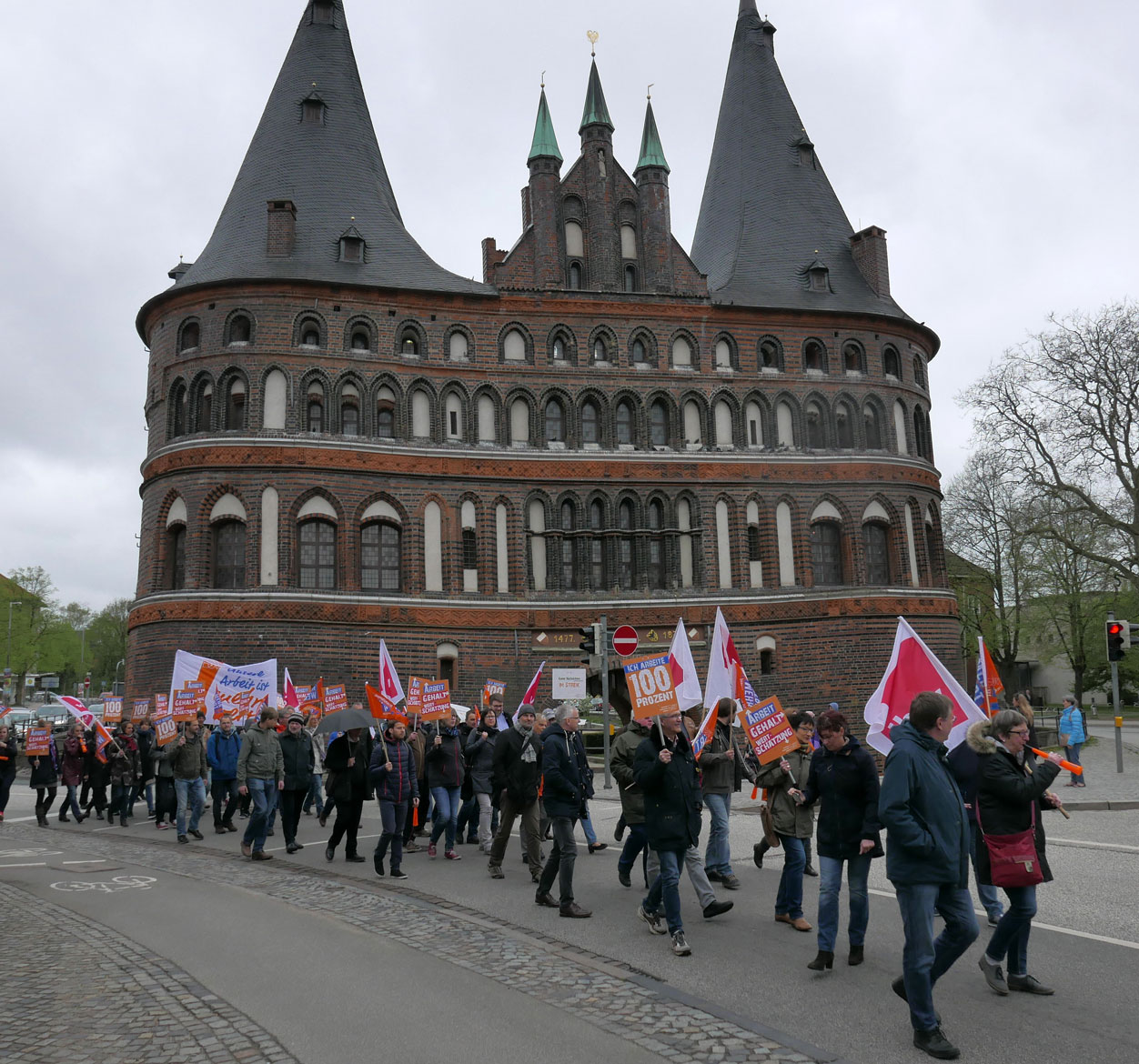  – Foto: Jürgen Adamek. Redakteure und Volontäre aus dem Norden vor dem Lübecker Holstentor