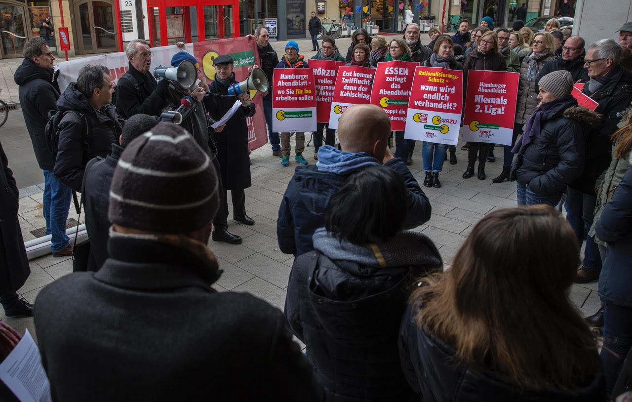  – "Erst kommt Essen, dann die Moral" - Hamburger Mitarbeiter der Funke-Mediengruppe fordern Verhandlungen. Foto: Roland Magunia