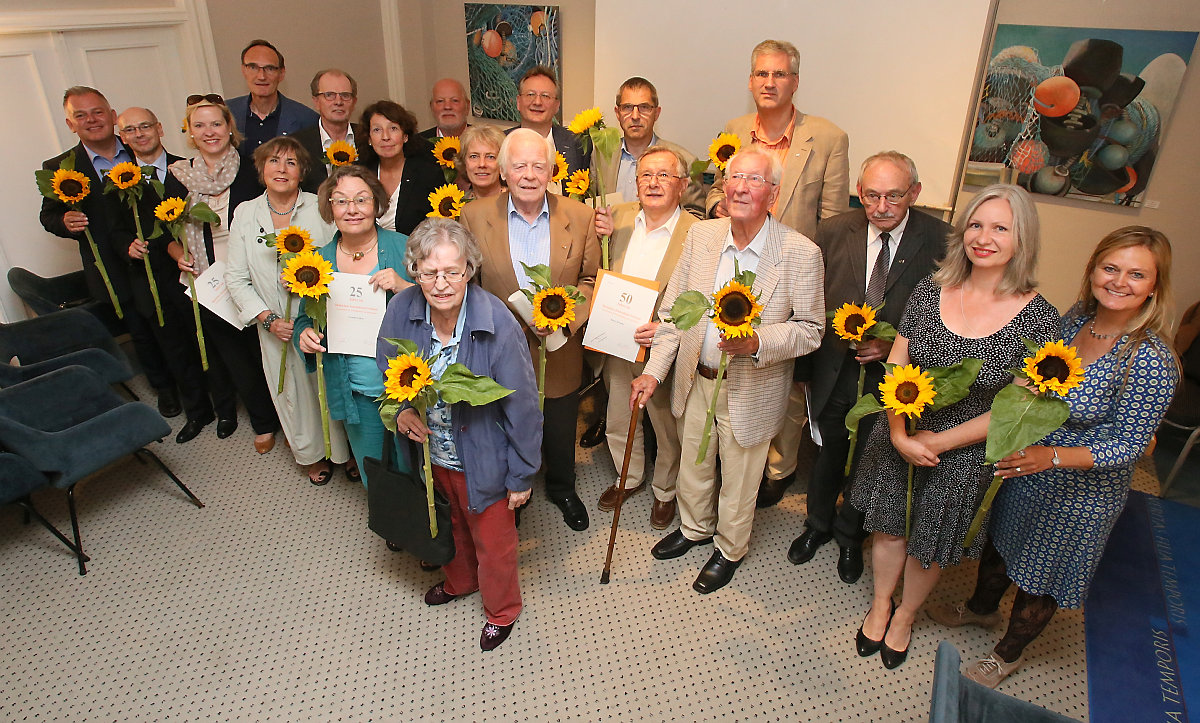  – Es war gar nicht so einfach, alle Jubilare, denen die Vorsitzende Marina Friedt auch in diesem Jahr neben DJV-Anstecknadel und Urkunde eine Sonnenblume überreichte, zusammen aufs Bild zu bekommen.