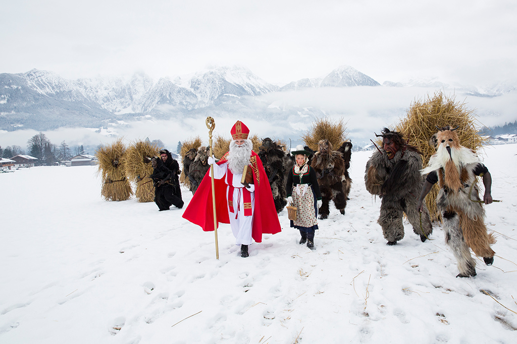  – Passt sogar zur Jahreszeit: Das Gewinnerbild "Der Nikolaus und seine Buttenmandl" von Christina Czybik